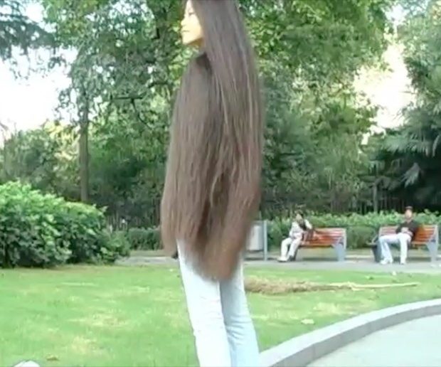 VIDEO - Chinese knee length hair play outside