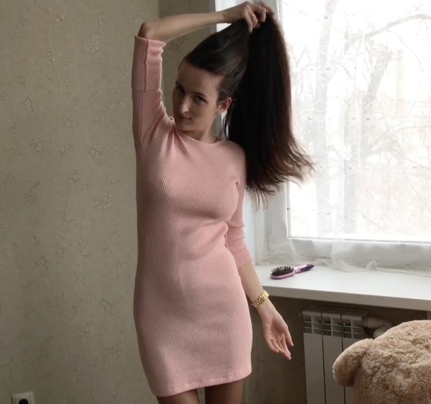 VIDEO - Classic length hair and a pink outfit