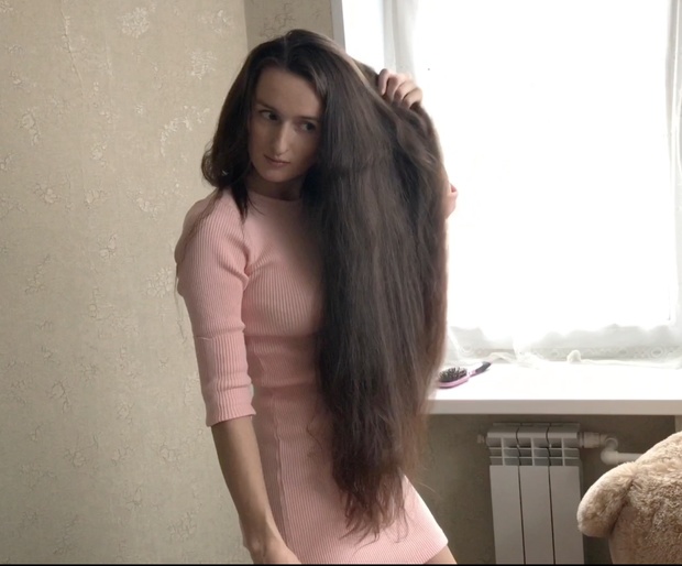VIDEO - Classic length hair and a pink outfit