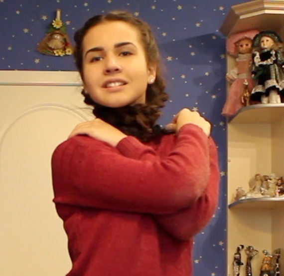 VIDEO - Long braids swinging