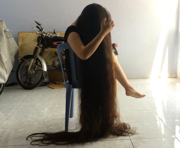 VIDEO - Beyond floor length hair play in chair