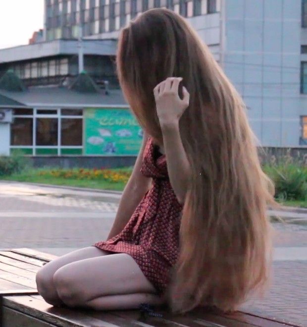 VIDEO - Classic length blonde hair play outside