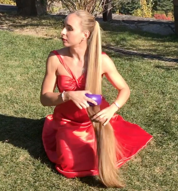 VIDEO - Beautiful lady, beautiful nature