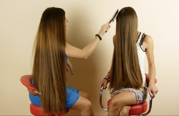 VIDEO - Suzana & Helena brushing each others hair
