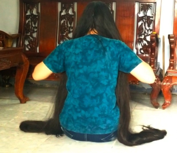 VIDEO - Floor length hair daily tasks