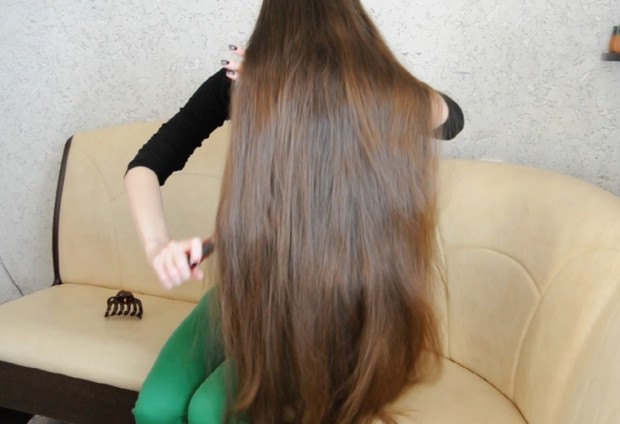 VIDEO - Thigh length hair play and oiling