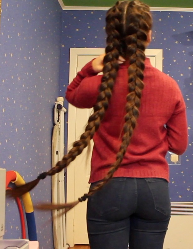 VIDEO - Long braids swinging