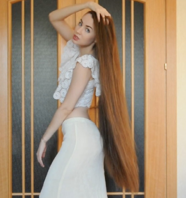 VIDEO - Thigh length hair and a white outfit