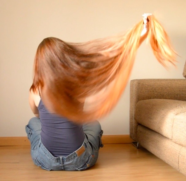 VIDEO - Thigh length hair play on the floor