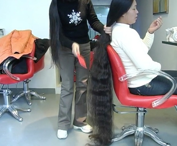 VIDEO - Chinese ankle length hair pampered with by classic length hair girl (part 1)