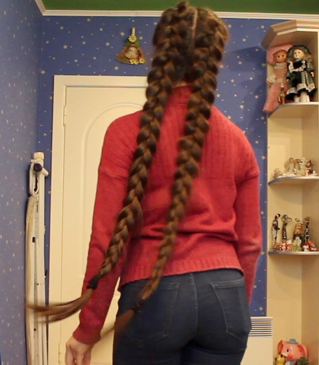 VIDEO - Long braids swinging