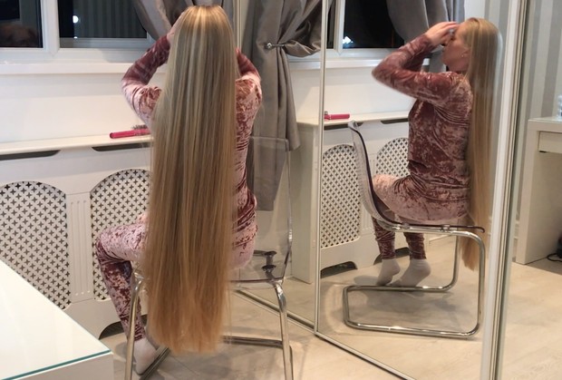 VIDEO - Supersilky blonde in chair