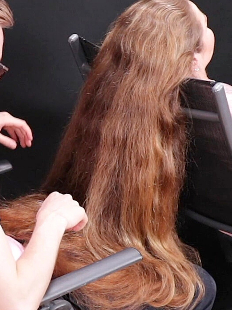 VIDEO Running fingers through massive hair RealRapunzels