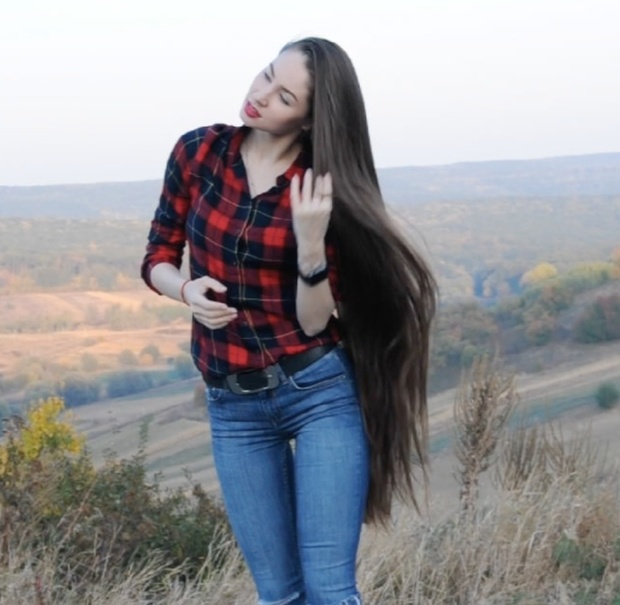VIDEO - Thigh length hair show outside