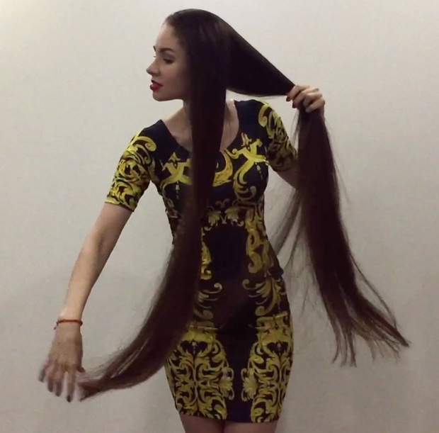 VIDEO - Thigh length brunette hair