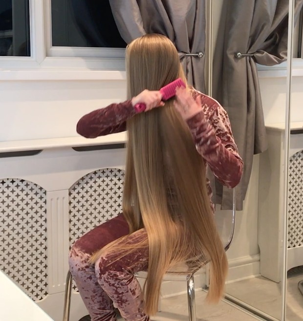 VIDEO - Supersilky blonde in chair 2