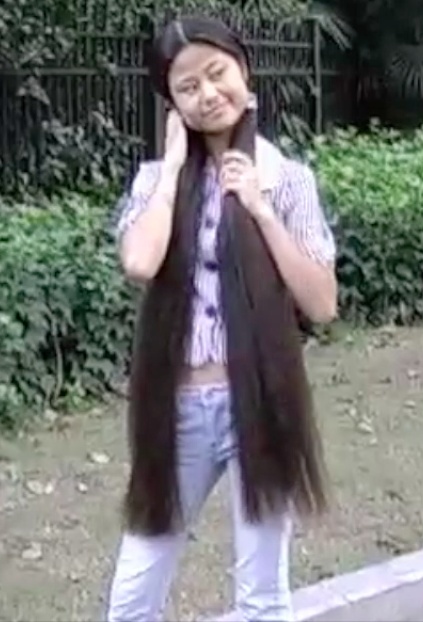 VIDEO - Chinese knee length hair play outside