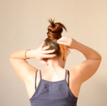 VIDEO - Thigh length hair play on the floor