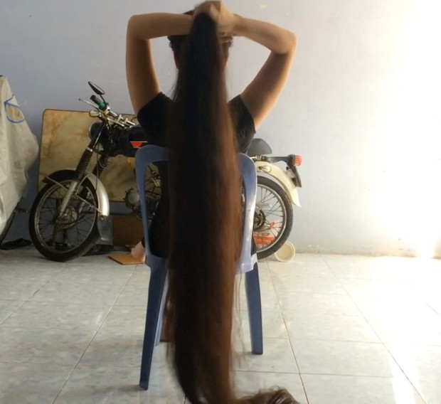VIDEO - Beyond floor length hair play in chair