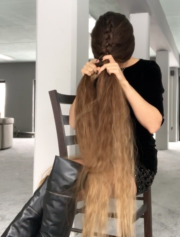 VIDEO - In front of her face 2