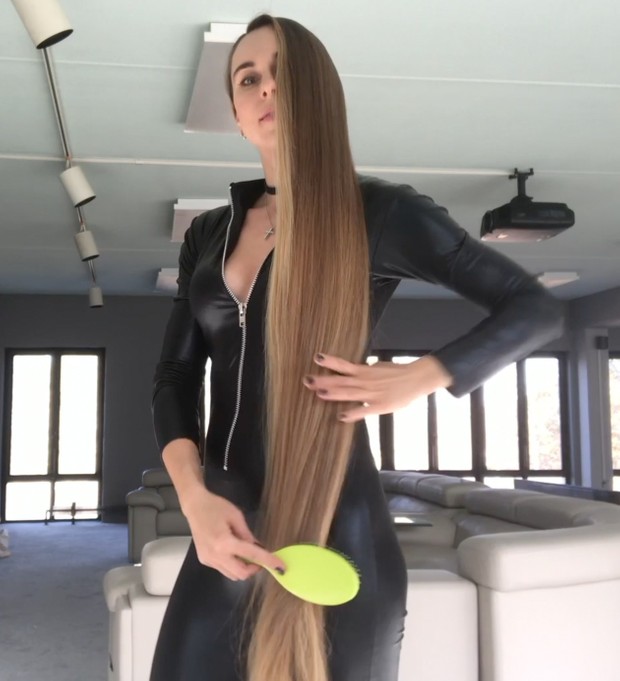 VIDEO - Blonde in Black