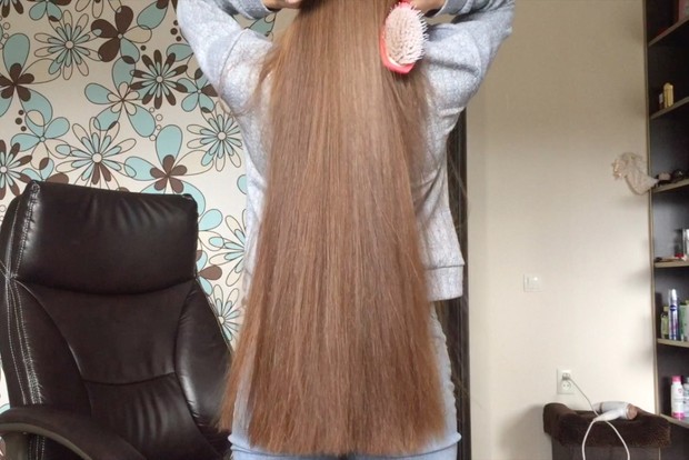 VIDEO - Friends playing with classic length hair in chair