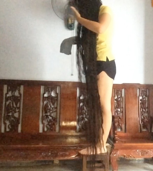 VIDEO - Wet fairytale length hair
