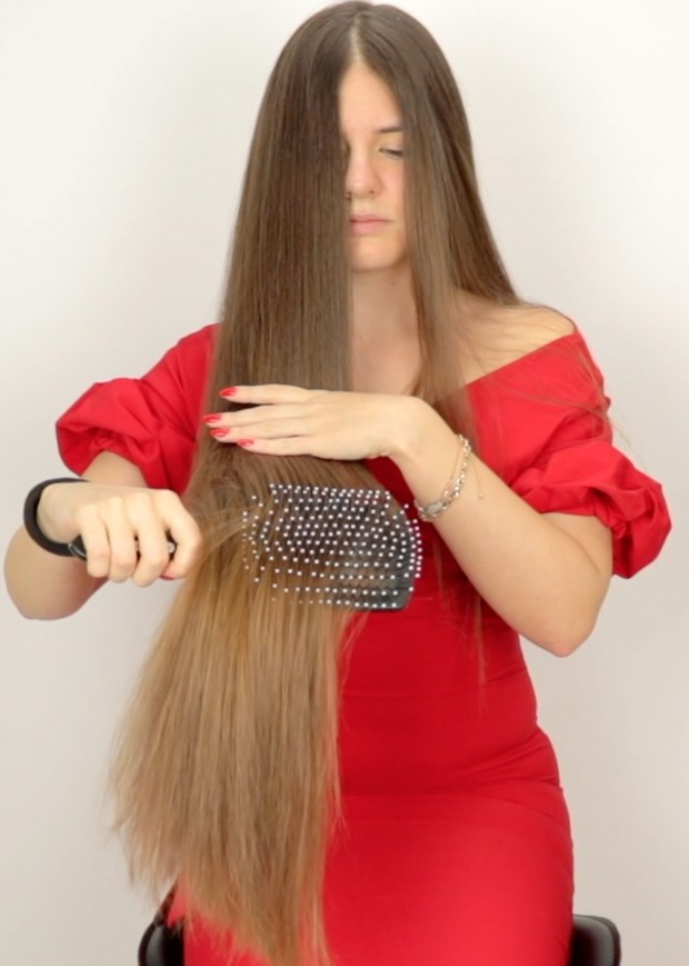 VIDEO - Red dress, black brush