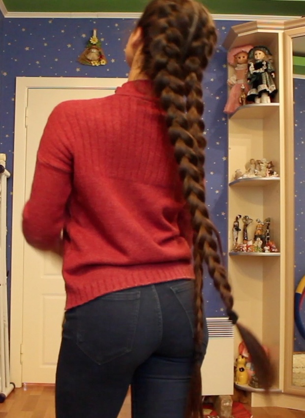 VIDEO - Long braids swinging