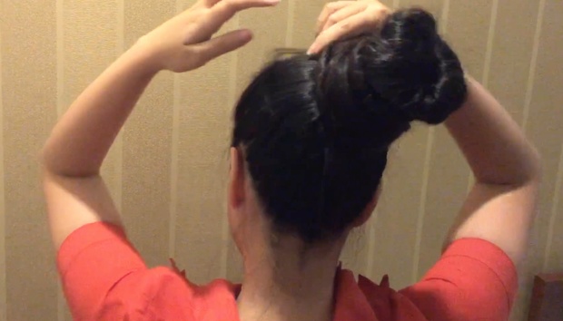 VIDEO - Floor length hair play in bed