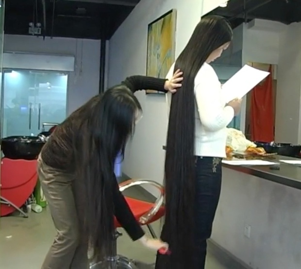 VIDEO - Chinese ankle length hair pampered with by classic length hair girl (part 2)