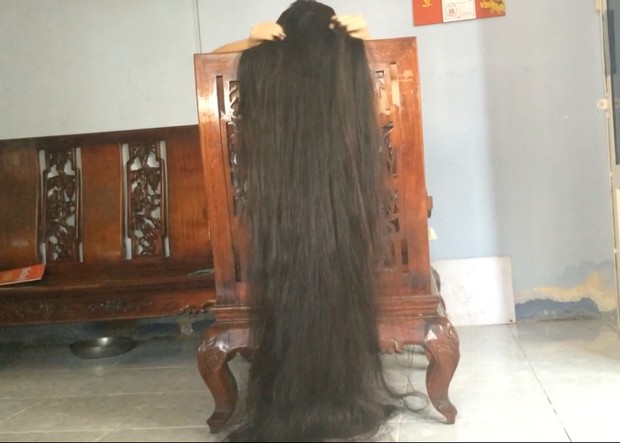 VIDEO - Beyond floor length hair play in sofa