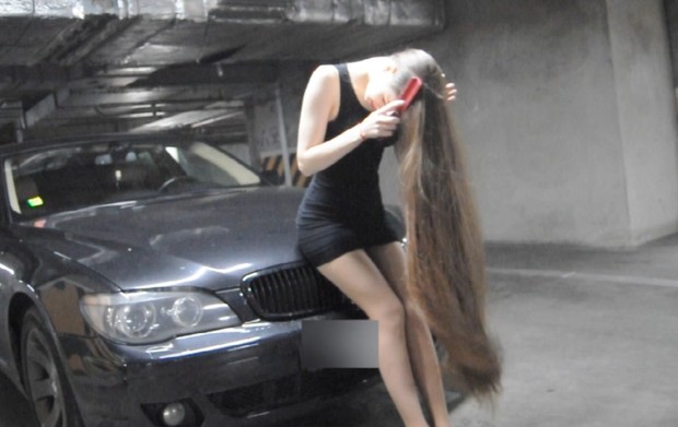 VIDEO - Thigh length hair play in the parking lot