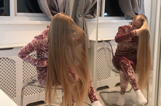 VIDEO - Supersilky blonde in chair 2