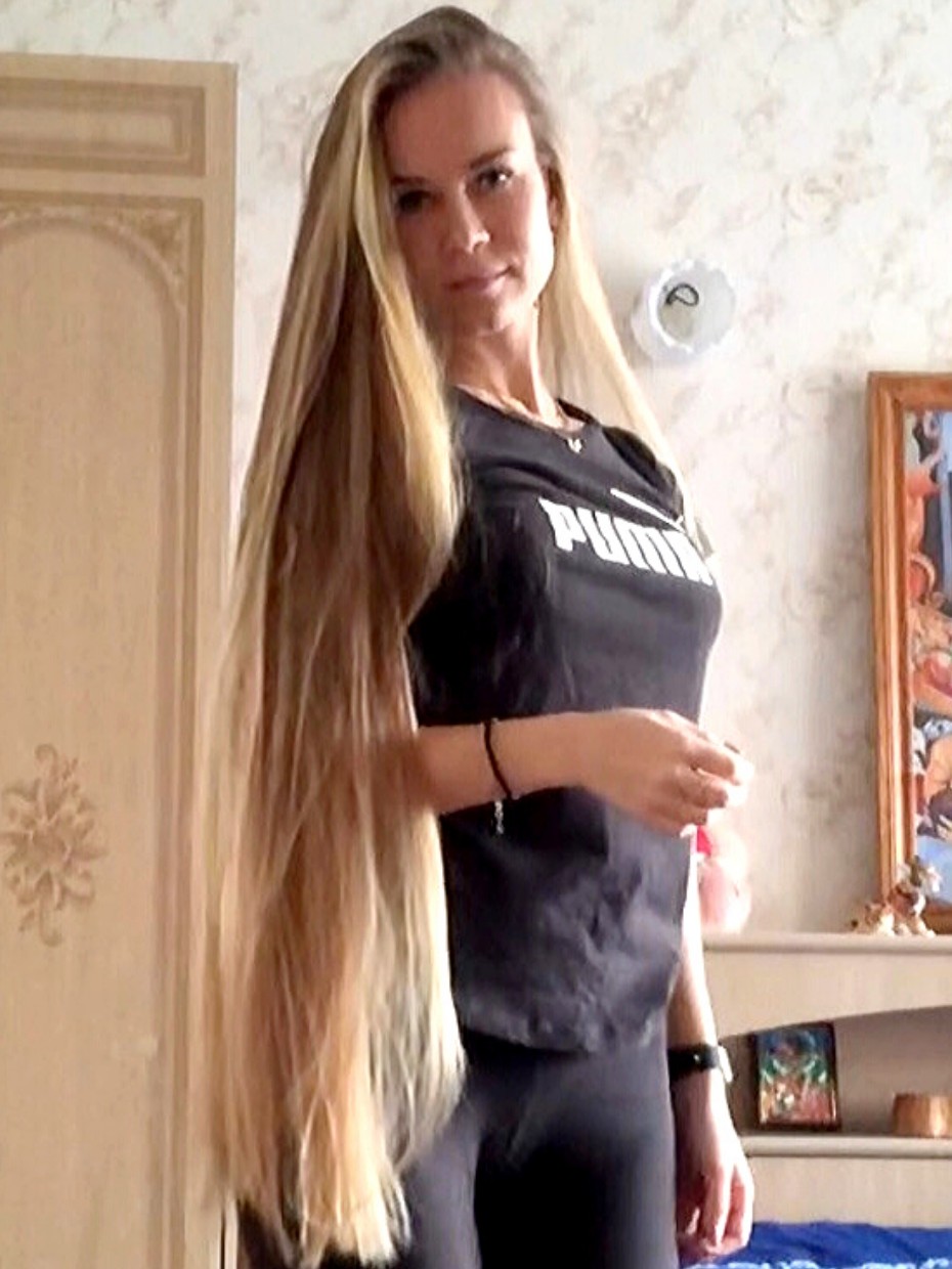 Healthy And Long Hair : VIDEO - Super long hair, a table and a chair - RealRapunzels