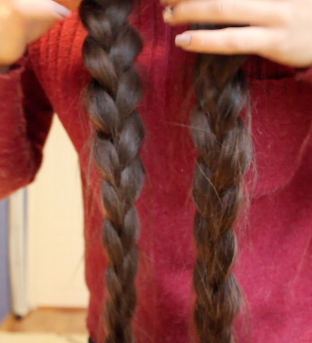 VIDEO - Long braids swinging