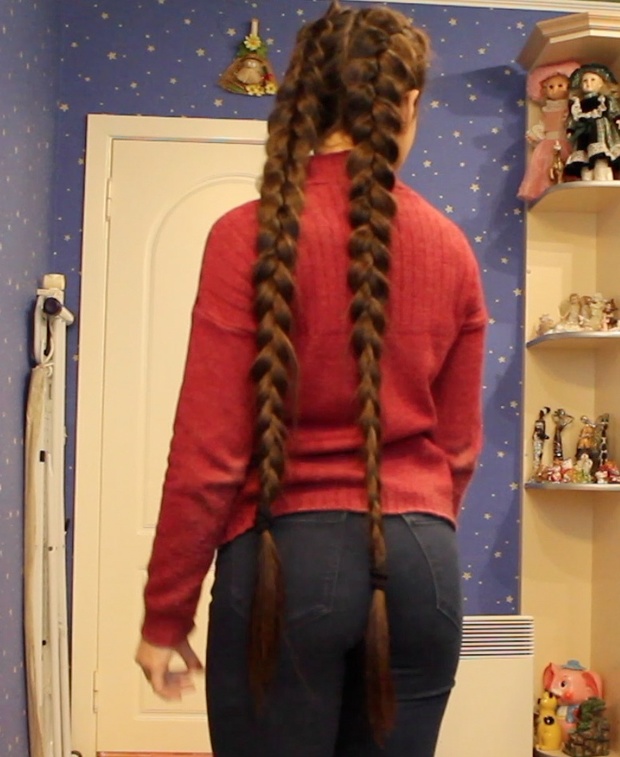 VIDEO - Long braids swinging
