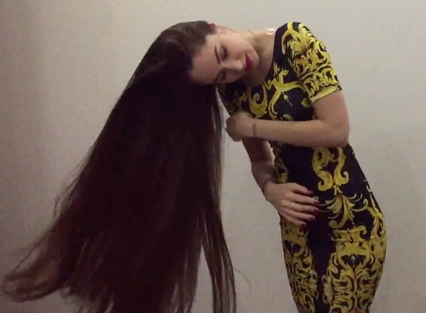 VIDEO - Thigh length brunette hair