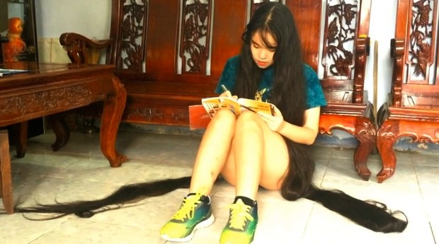 VIDEO - Floor length hair daily tasks