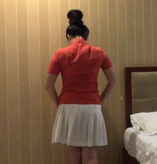 VIDEO - Floor length hair play in bed