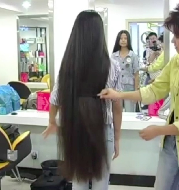 VIDEO - Chinese knee length hair in the studio
