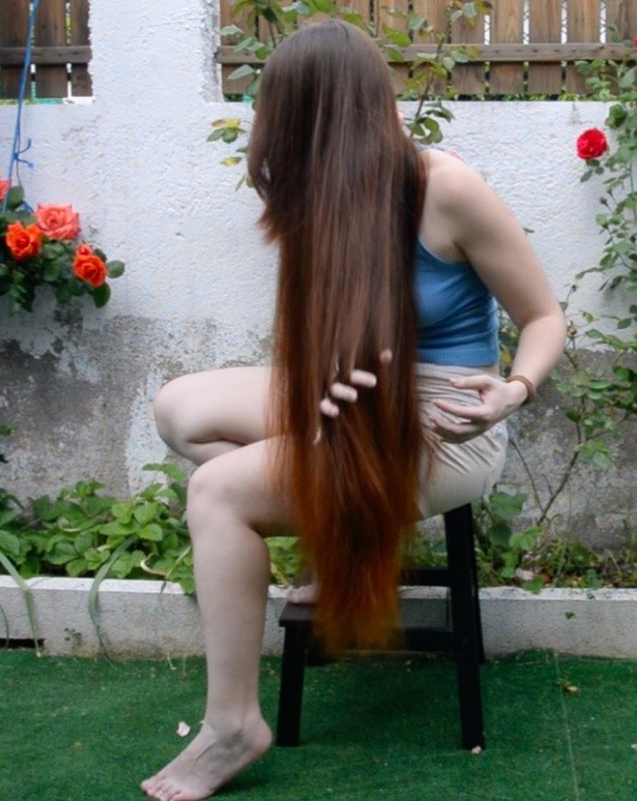 VIDEO - Silky thigh length hair play