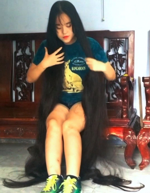 VIDEO - Floor length hair daily tasks