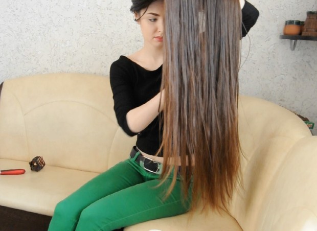 VIDEO - Thigh length hair play and oiling