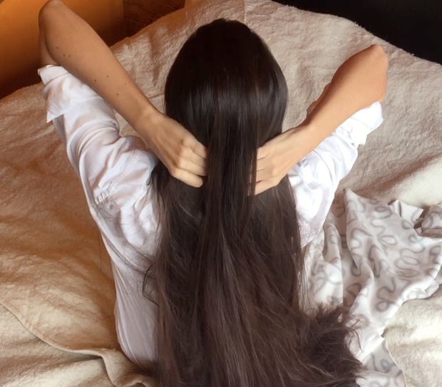 VIDEO - Big buns and super thick hair