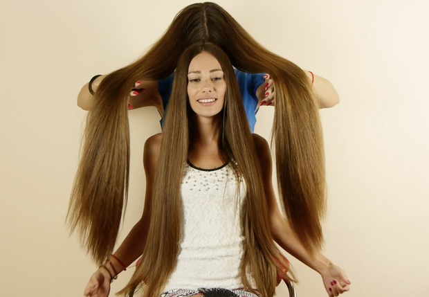 VIDEO - Suzana playing with Helena´s hair
