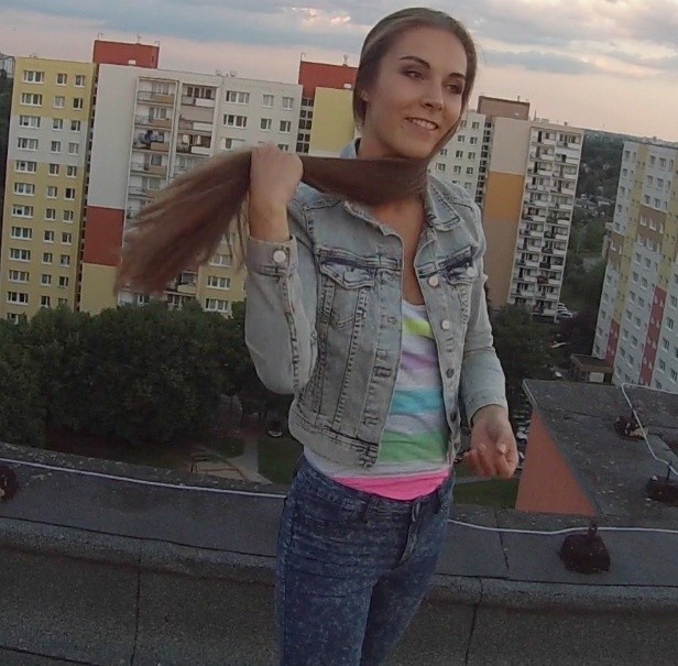 VIDEO - Perfect hip length hair play