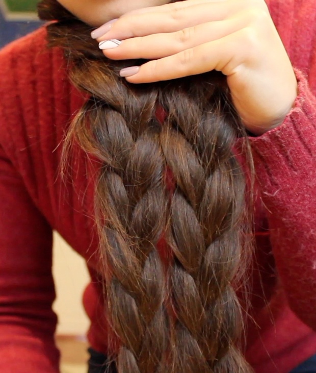 VIDEO - Long braids swinging