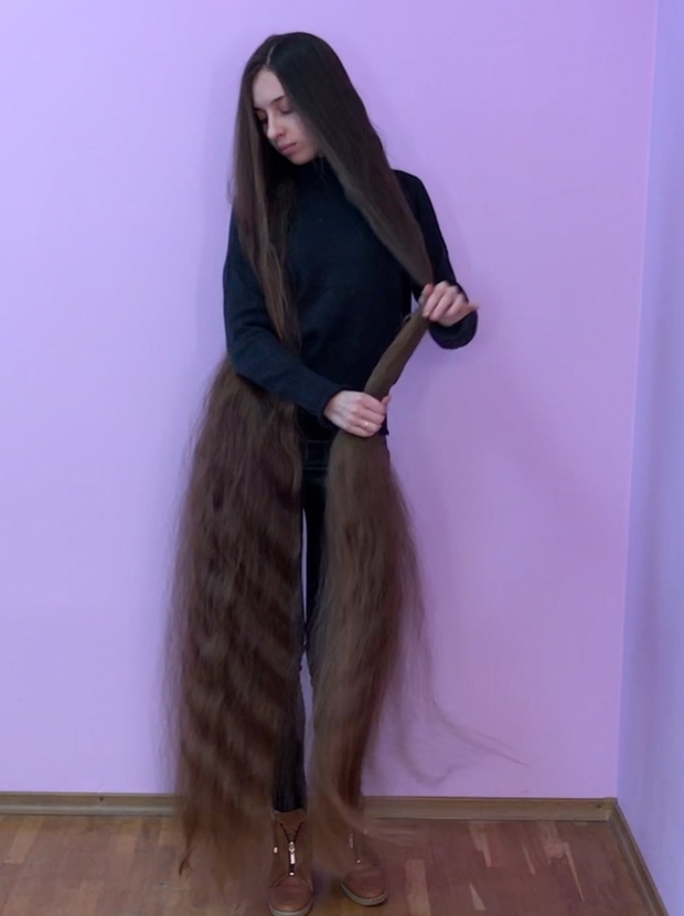 VIDEO - Floor length hair and buns