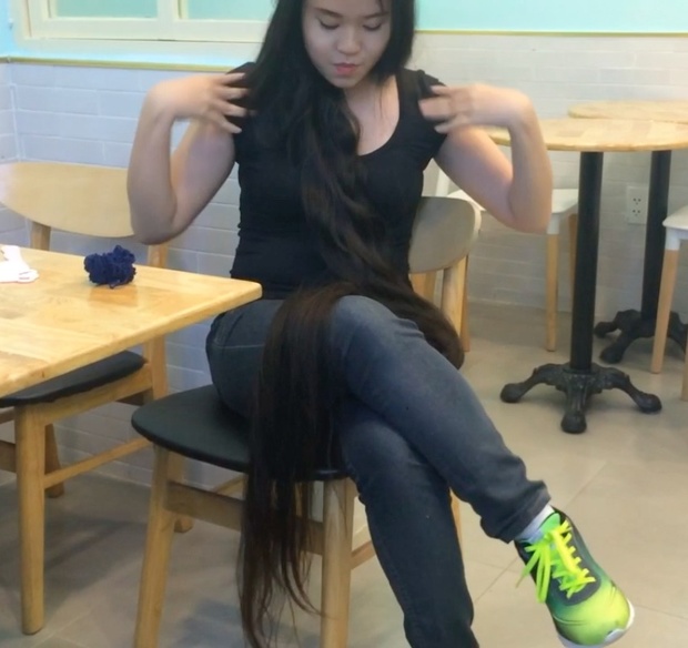 VIDEO - Beyond floor length hair play in cafe